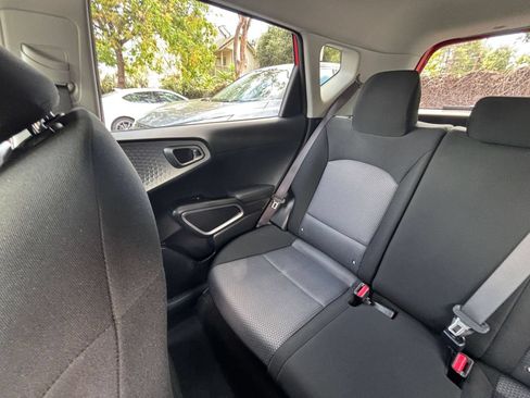 Used 2025 Kia Soul LX w/ LX Technology Package FWD image 36