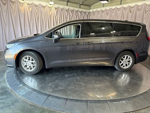 Used 2023 Chrysler Pacifica Touring-L FWD image 8