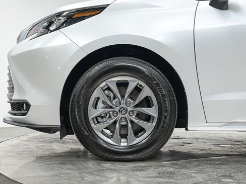 Used 2026 Toyota Sienna XLE image 3