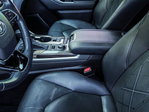 Used 2020 Toyota Highlander Platinum image 16