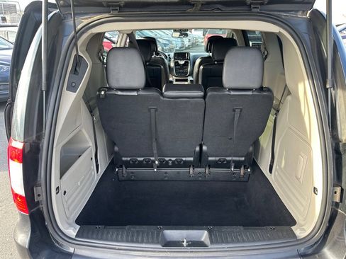 Used 2014 Chrysler Town & Country Touring image 15