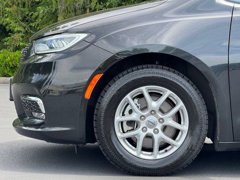 Used 2023 Chrysler Pacifica Touring-L FWD image 4