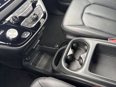 Used 2025 Chrysler Pacifica Select image 44