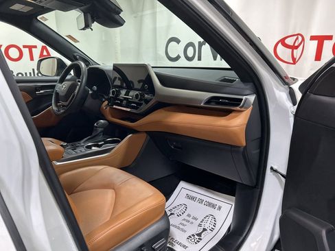 Used 2025 Toyota Highlander Platinum image 12