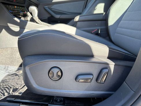 Used 2025 Volkswagen Jetta SE image 23