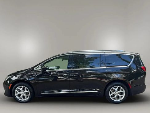 Used 2018 Chrysler Pacifica Touring-L w/ Tire & Wheel Group FWD image 4