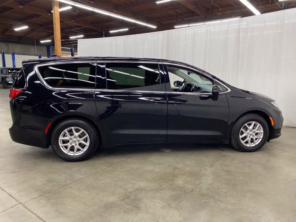 Used 2024 Chrysler Pacifica Touring-L FWD image 7