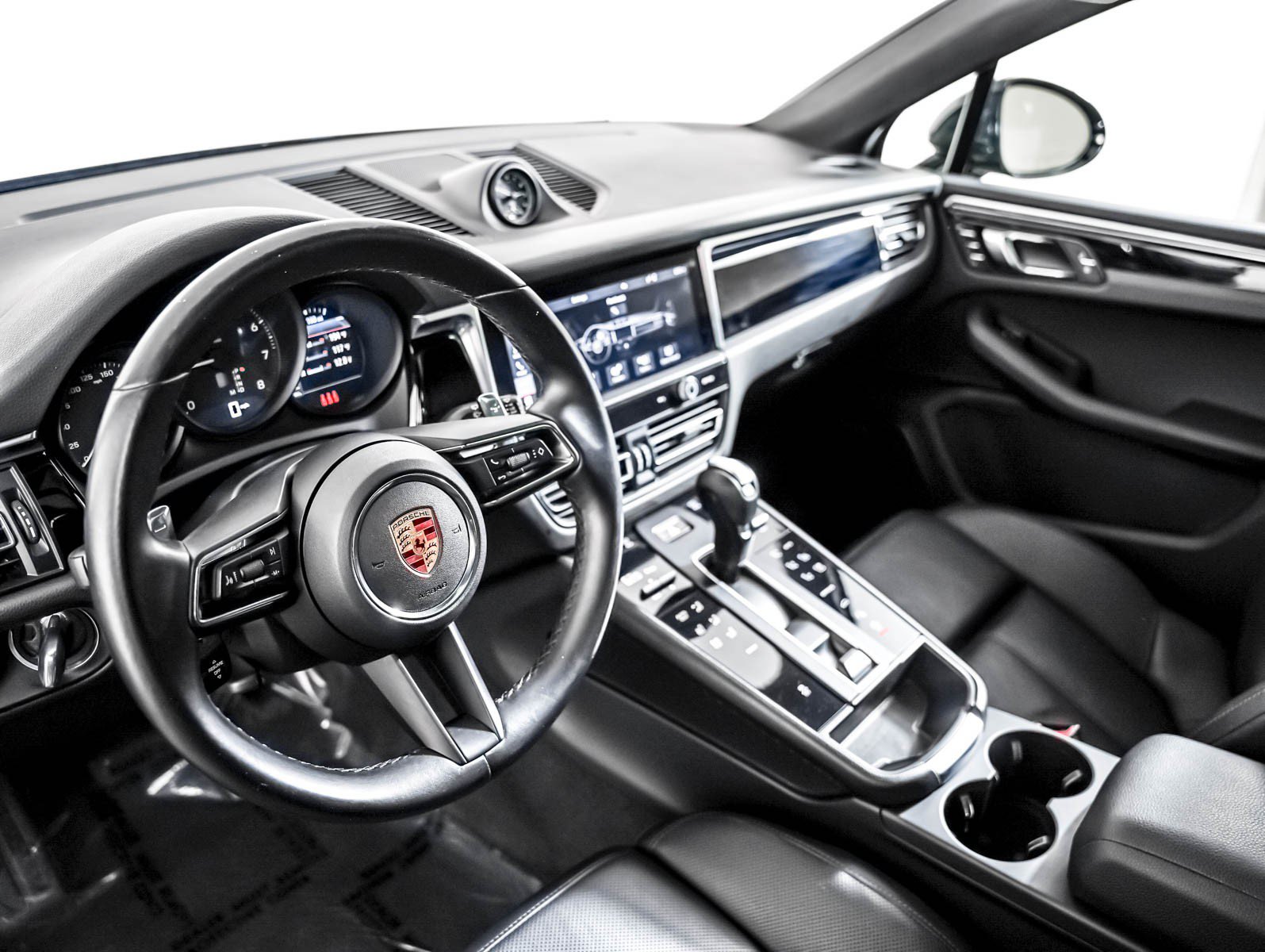 Certified 2024 Porsche Macan AWD/4WD image 4