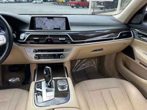 Used 2018 BMW 740i image 15