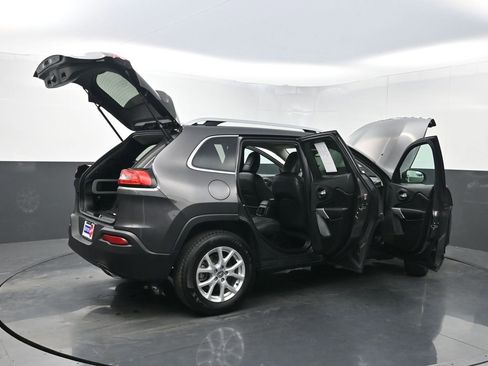 Used 2018 Jeep Cherokee Latitude Plus image 34