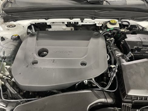 Used 2024 Volvo XC40 B5 Plus w/ Climate Package image 16