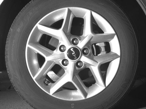 Used 2025 Kia Soul LX w/ LX Technology Package FWD image 12
