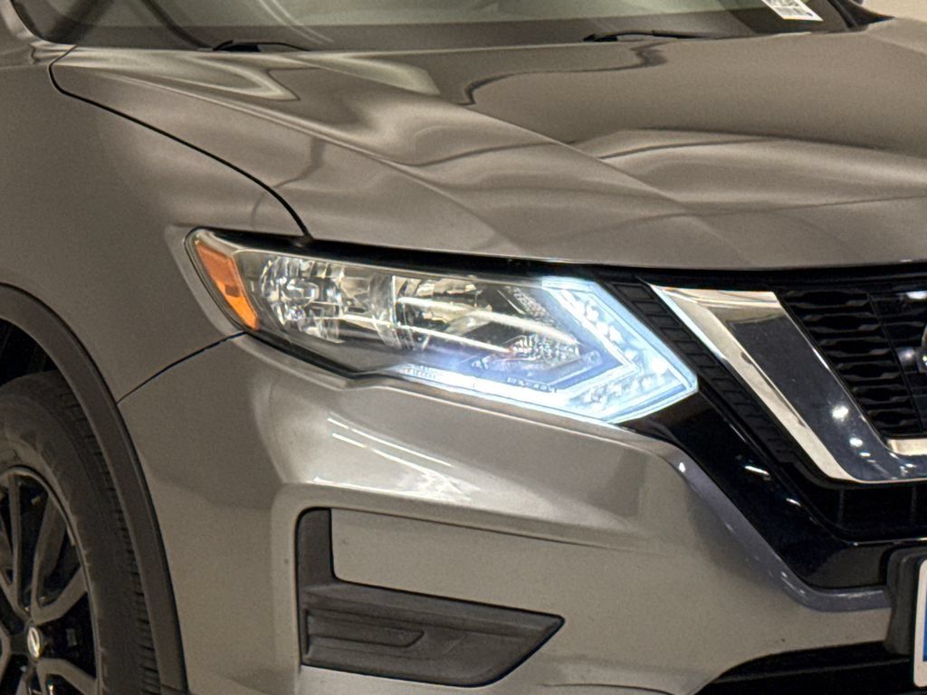 Used 2017 Nissan Rogue SV w/ Midnight Edition FWD image 5