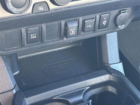 Used 2022 Toyota Tacoma TRD Off-Road image 32