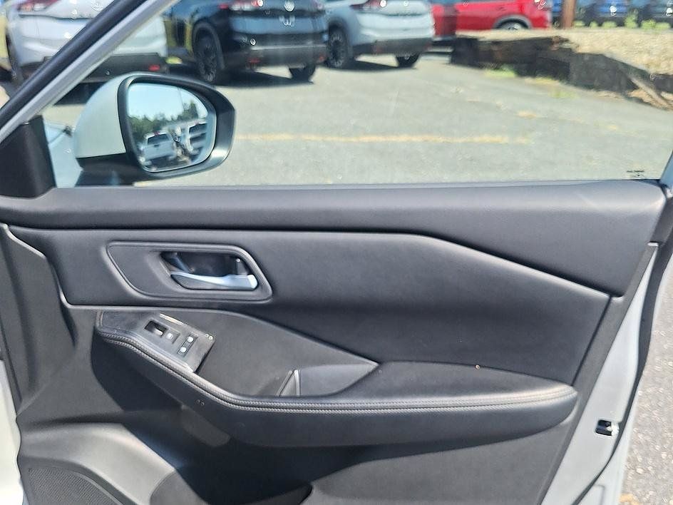 Certified 2025 Nissan Rogue SV AWD/4WD image 27