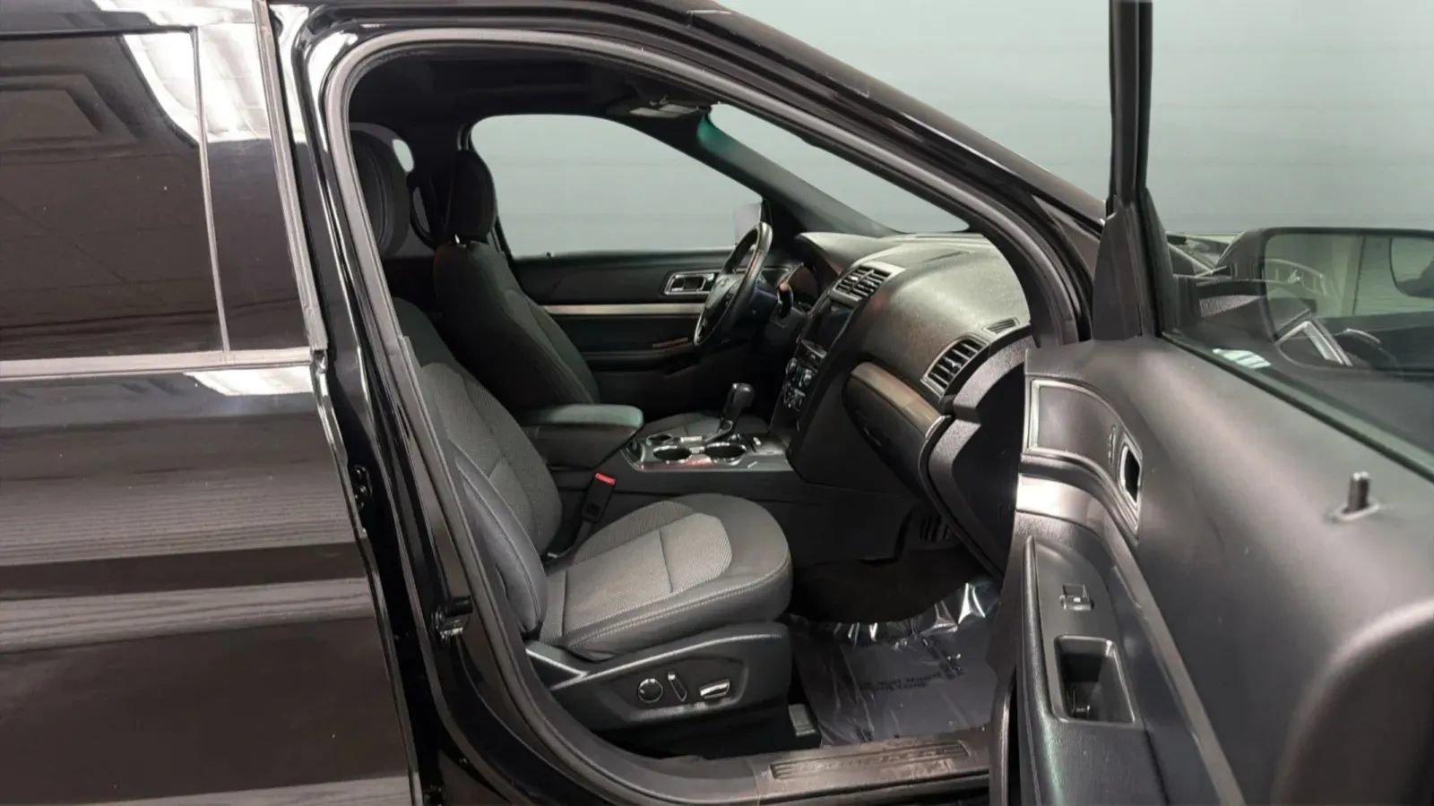 Used 2018 Ford Explorer XLT w/ Equipment Group 201A FWD image 22