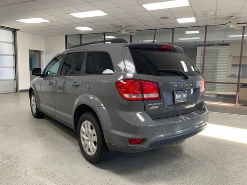 Used 2019 Dodge Journey SE w/ Connectivity Group FWD image 3