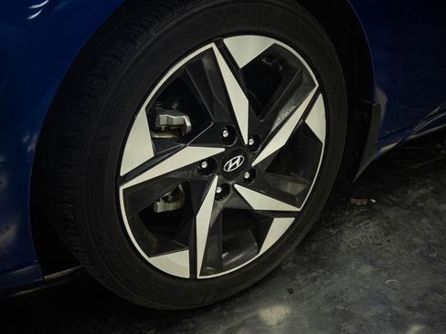 Used 2023 Hyundai Elantra Limited FWD image 3