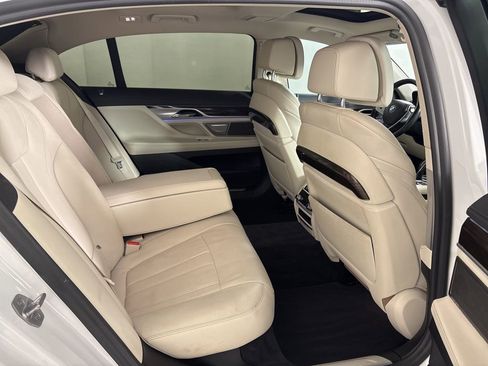 Used 2020 BMW 740i image 32