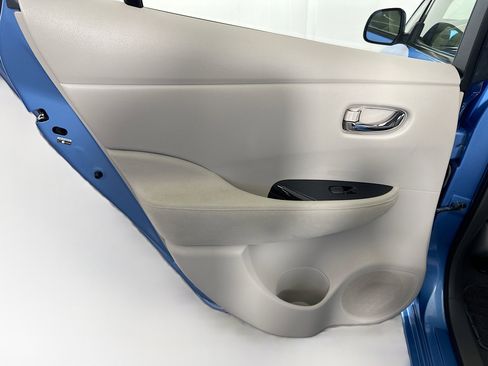 Used 2011 Nissan Leaf SL image 25