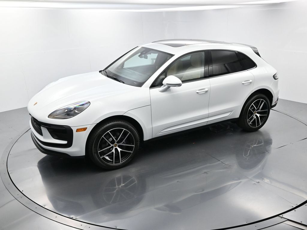 Certified 2025 Porsche Macan AWD/4WD image 29