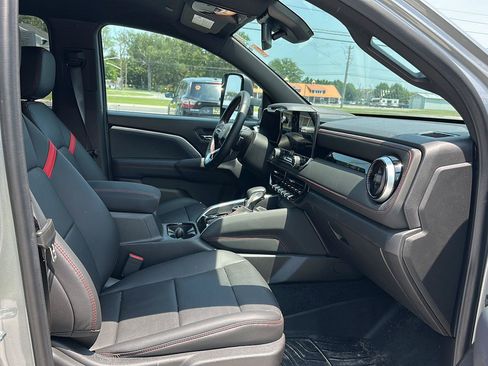Used 2025 Chevrolet Colorado Z71 w/ Technology Package AWD/4WD image 12