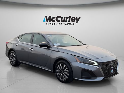 Used 2024 Nissan Altima 2.5 SV FWD image 3