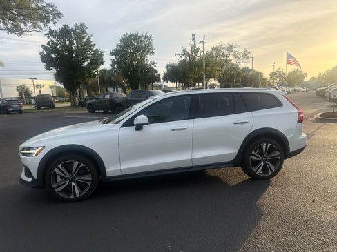 Used 2024 Volvo V60 B5 Cross Country Plus w/ Protection Package Premier AWD/4WD image 13