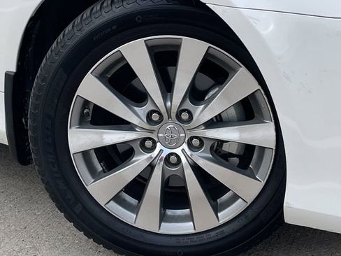 Used 2011 Toyota Avalon Limited image 8