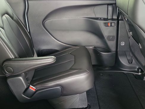 New 2026 Chrysler Pacifica Select FWD image 13