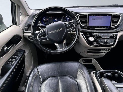 Used 2022 Chrysler Pacifica Touring-L w/ Uconnect Theater Family Group image 5