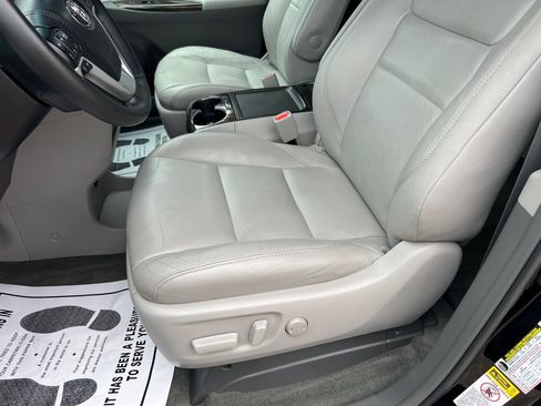 Used 2017 Toyota Sienna XLE Premium w/ Protection Package FWD image 8