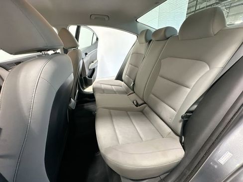 Used 2017 Hyundai Elantra SE FWD image 14