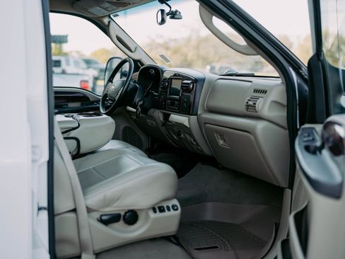 Used 2005 Ford F350 Lariat image 12