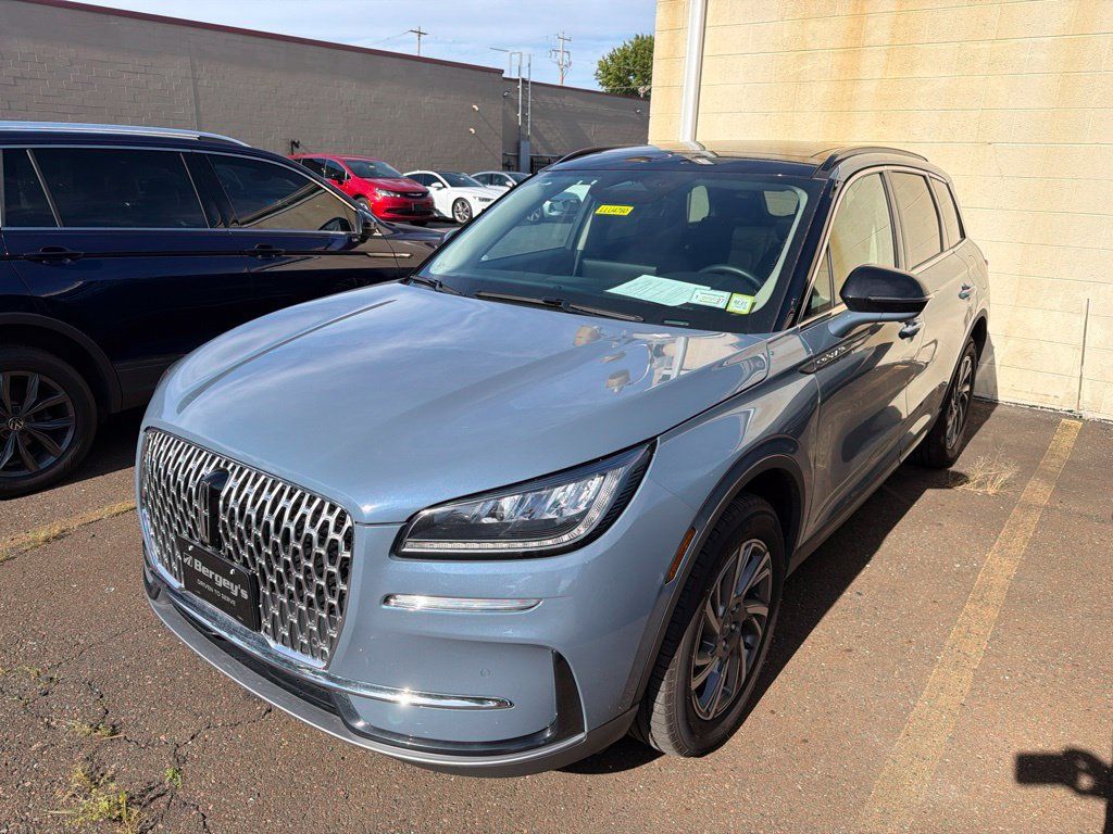 Used 2025 Lincoln Corsair AWD w/ Equipment Group 101A image 4