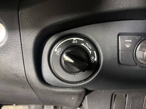 Used 2022 Nissan Frontier PRO-4X w/ Off-Road Protection Package AWD/4WD image 13