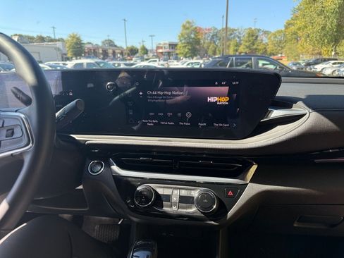 Used 2025 Buick Envista Sport Touring image 18