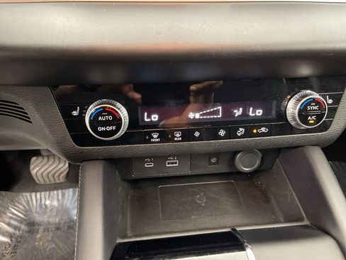 Used 2024 Mitsubishi Outlander SE Black Edition image 14