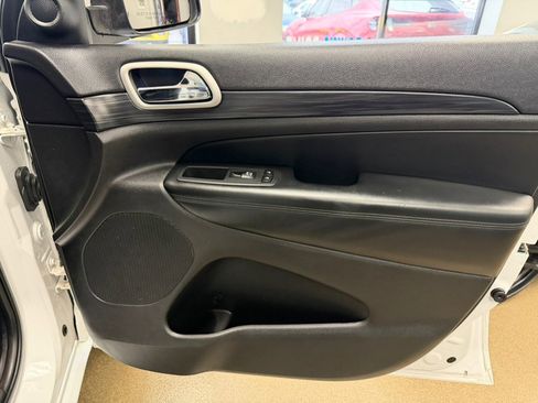 Used 2021 Jeep Grand Cherokee Laredo X image 36