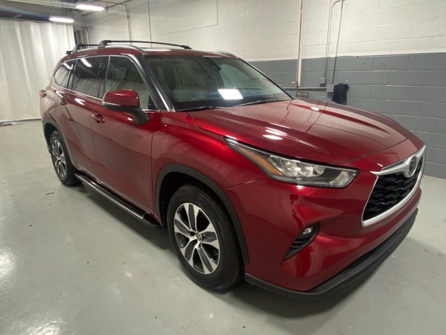 Used 2020 Toyota Highlander XLE FWD image 4