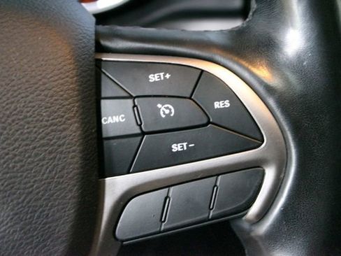 Used 2020 Jeep Grand Cherokee Altitude AWD/4WD image 16