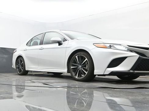 Used 2020 Toyota Camry XSE image 9