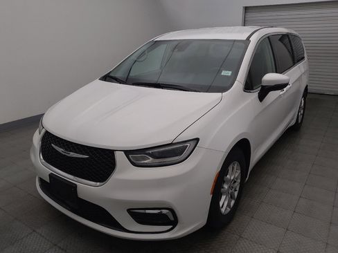 Used 2023 Chrysler Pacifica Touring-L FWD image 15