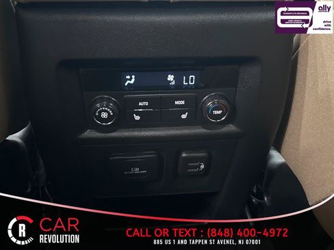 Used 2023 Chevrolet Traverse Premier FWD image 38