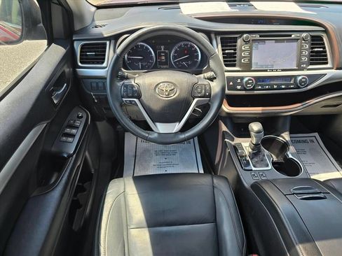Used 2016 Toyota Highlander XLE AWD/4WD image 3