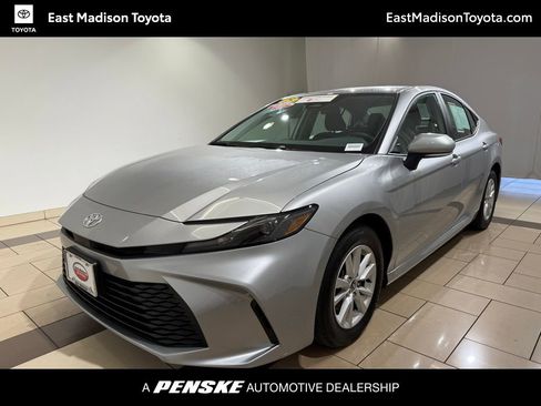 Certified 2025 Toyota Camry SE image 1