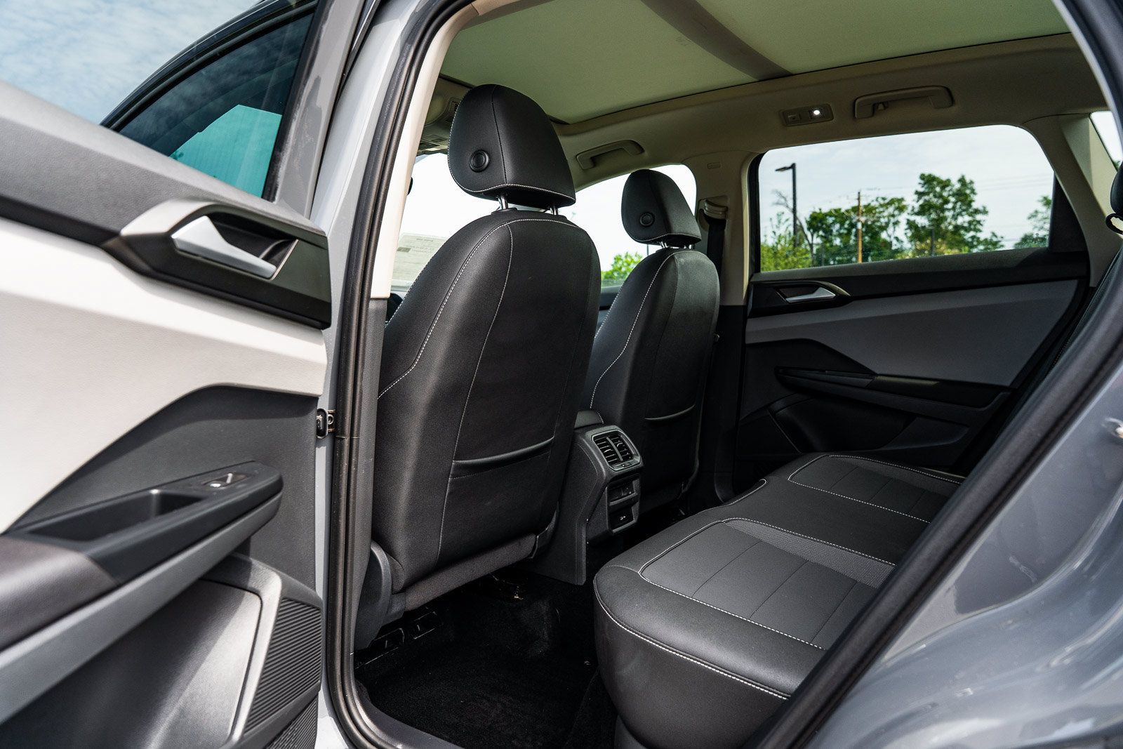Used 2023 Volkswagen Taos SE w/ Panoramic Sunroof Package FWD image 16