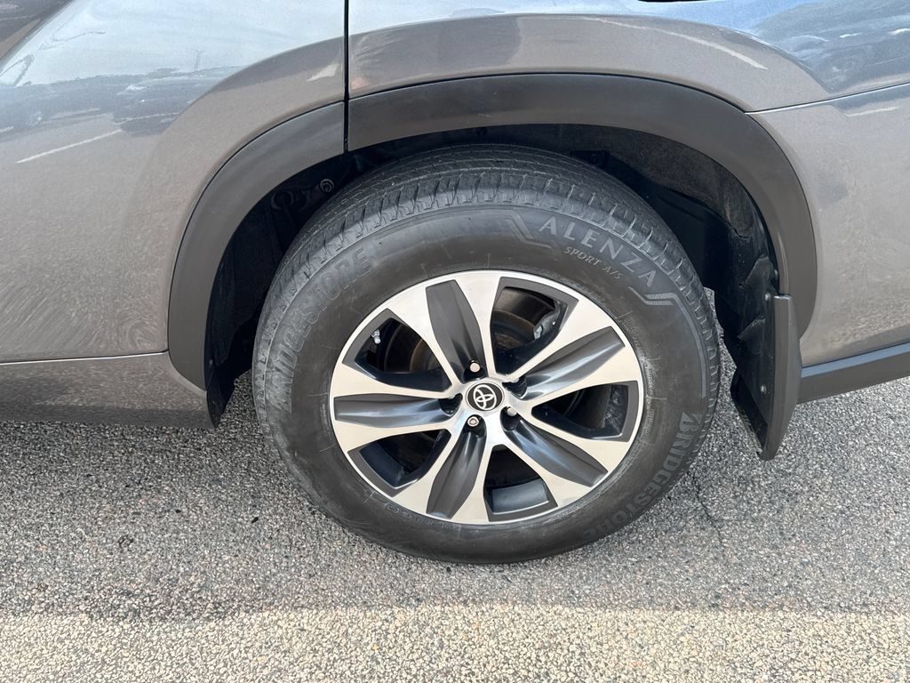 Used 2023 Toyota Highlander XLE AWD/4WD image 44