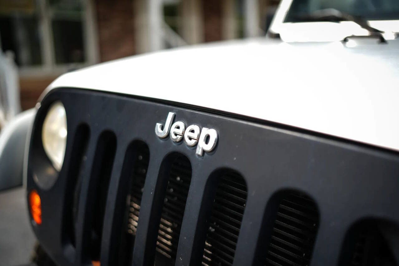 Used 2012 Jeep Wrangler Unlimited Rubicon w/ Dual Top Group AWD/4WD image 2