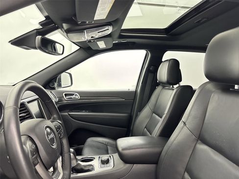 Used 2018 Jeep Grand Cherokee Limited image 24